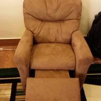Childrens sized leather recliner - excellent condition.  Moving sale