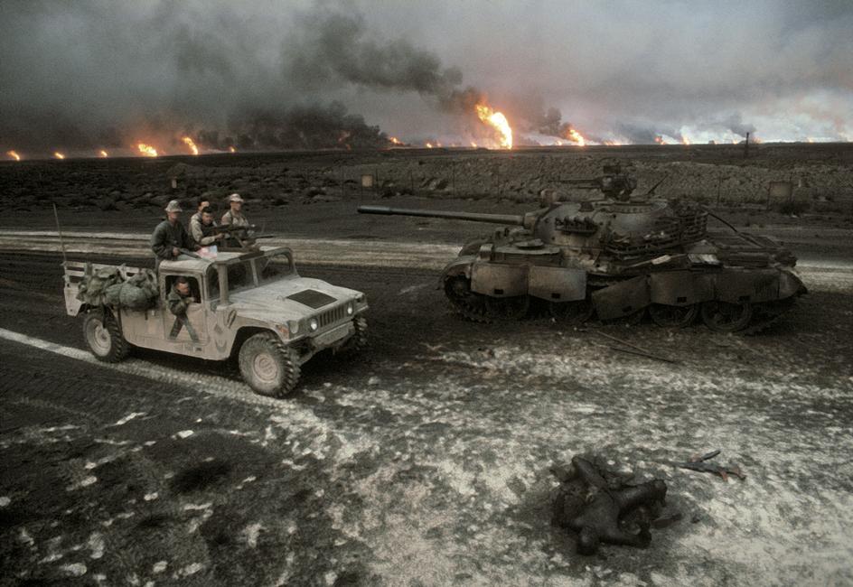 U_-S_-Marines-on-patrol-approach-a-destroyed-Iraqi-tank-and-a-charred-corpse