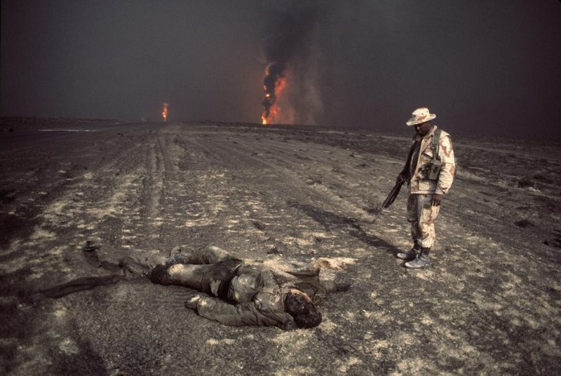 U_S_-marine-inspects-a-charred-corpse-burgan-oil-fields-kuwait-1994