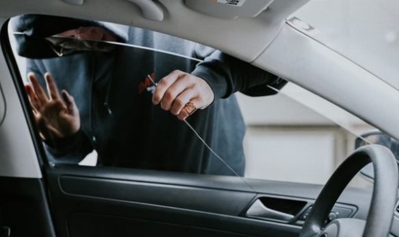 Kuwaiti and his girlfriend break into 3 cars