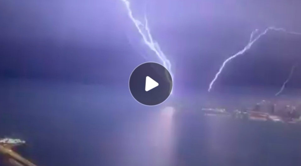 Three towers in Kuwait hit by lightning at same time KUWAIT UPTO DATE